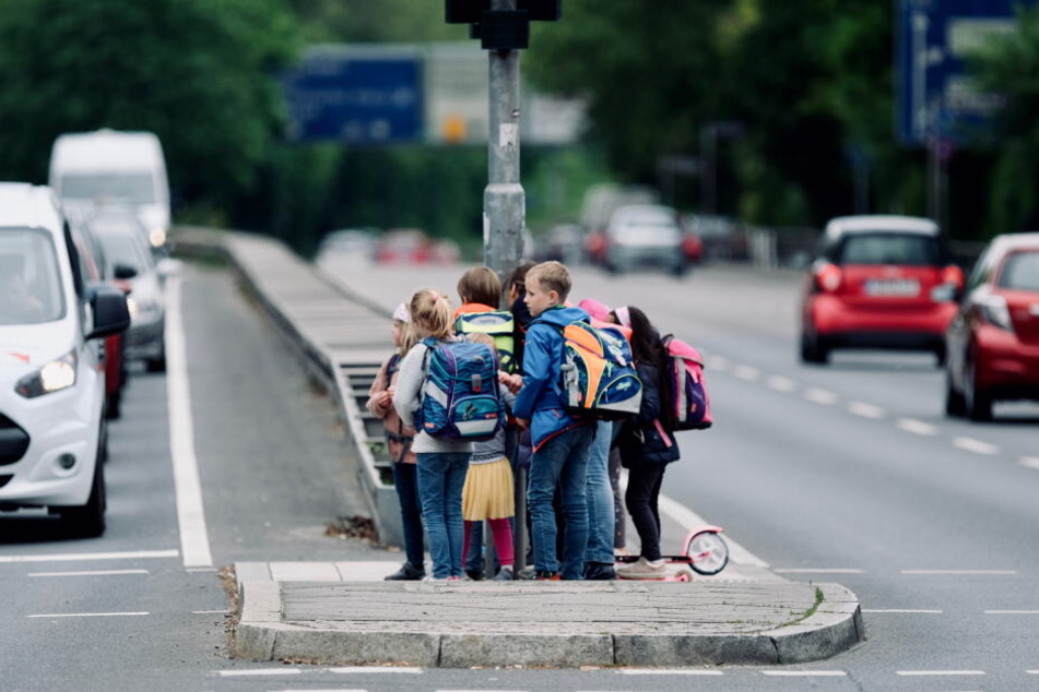 Bei einer Grünphase schafft es selbst ein erwachsener höchstens auf die mittig gelegene Verkehrsinsel an der Frankfurter Miquelallee.