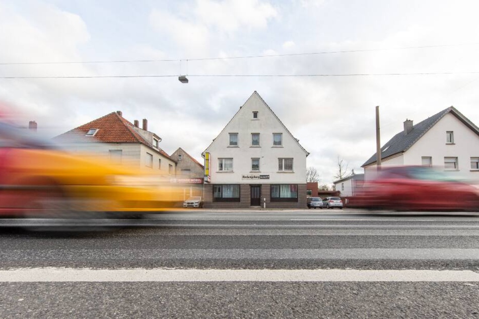Auf der Bundesstraße wurde der Unfallhelfer von einem Transporter erfasst. (Symbolbild)
