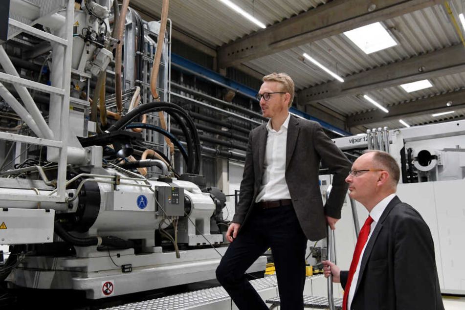 Iver Ahlmann, geschäftsführende Gesellschafter der Firma ACO (l-r), und Jens-Uwe Paasch, Finanzchef des Unternehmens, stehen in einer Produktionshalle von ACO.