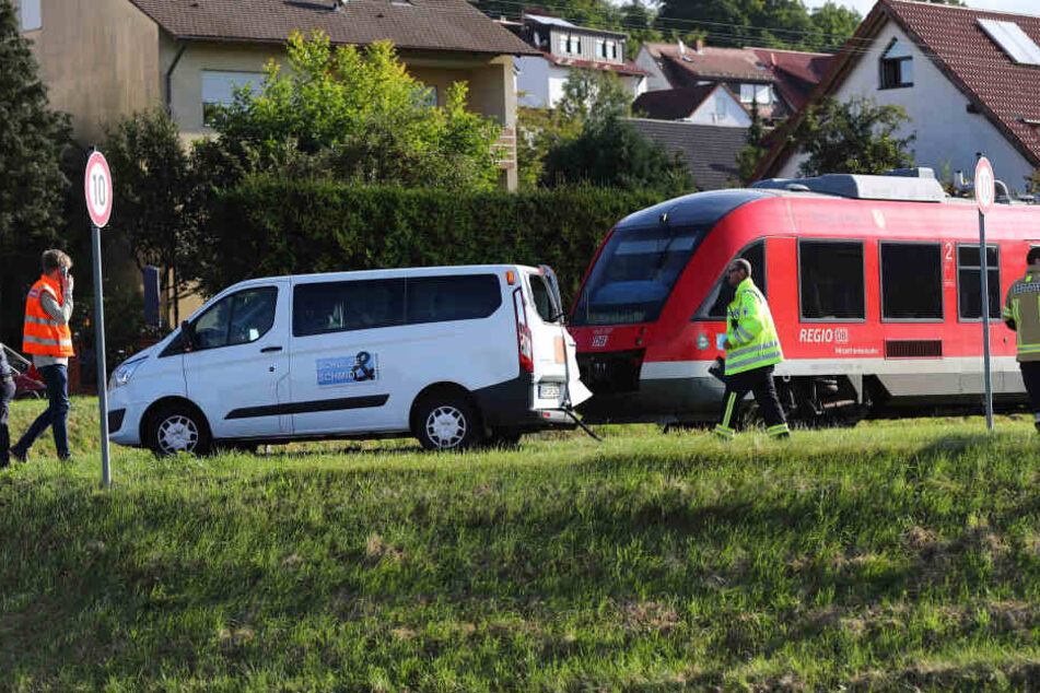 Der Schulbus fuhr über einen unbeschrankten Bahnübergangs, als es krachte.