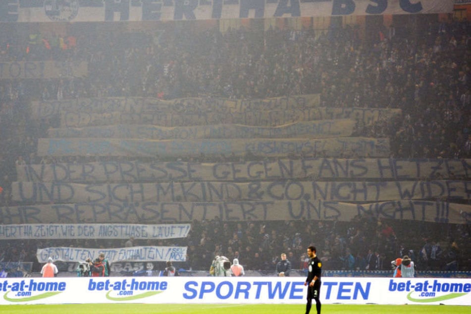 Fans zeigen vor dem Spiel gegen VfL Wolfsburg Banner mit einer Aufschrift gegen Keuter.