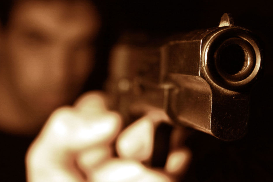 Als der Streit schließlich eskalierte, verfolgte der 70-Jährige seine Ehefrau mit einer Schusswaffe in der Hand in die andere Wohnung. (Symbolbild)