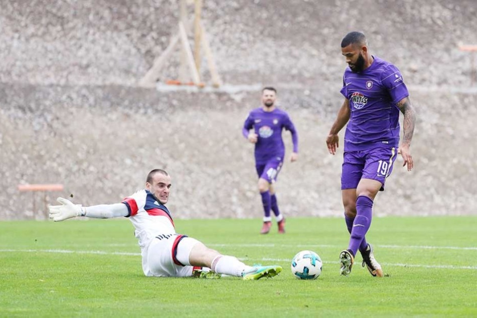In der Vorwoche gab Cebio Soukou sein Comeback.
Hier scheiterte er an Prags Matus Hruska, dennoch
gewann Aue mit 3:1.
