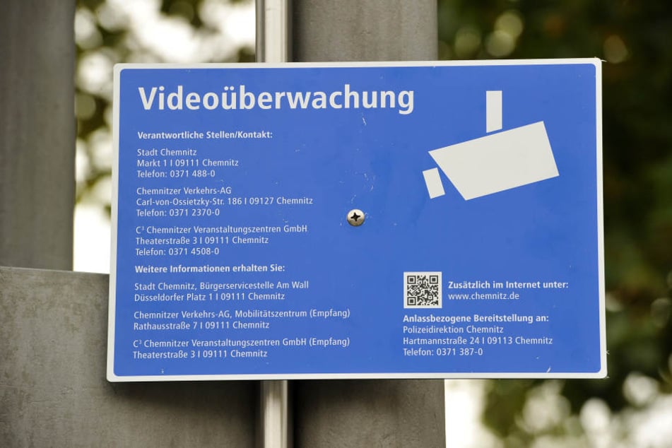 Dieses neue Schild weist in der Innenstadt auf die Videoüberwachung hin.