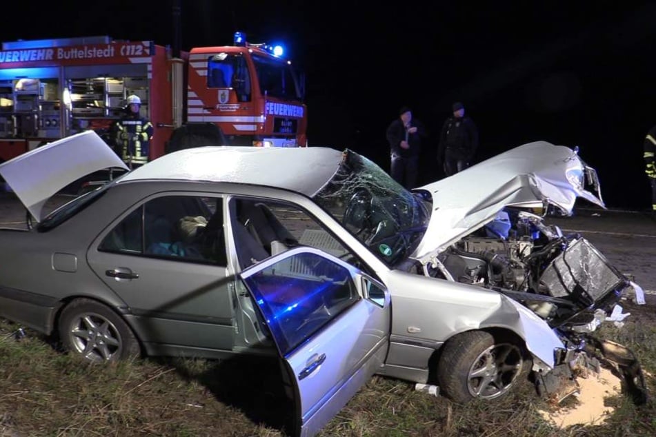 Das Auto wurde eingedrückt, der Mann saß darin fest.