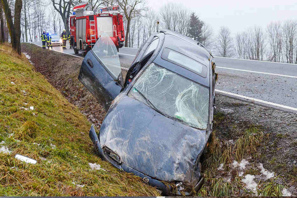 Der Fahrer und die Beifahrerin kamen leicht verletzt in ein Krankenhaus.