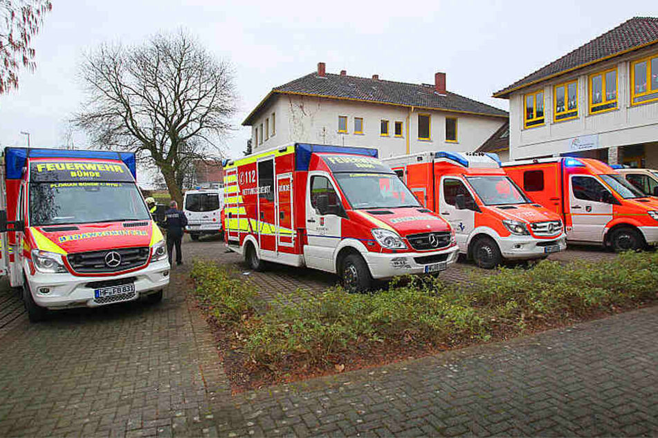 Es sieht fast so aus, als ob an dem Einsatzort die Feuerwehr-Zentrale wäre. Die Einsatzkräfte rückten mit einem Großaufgebot an.