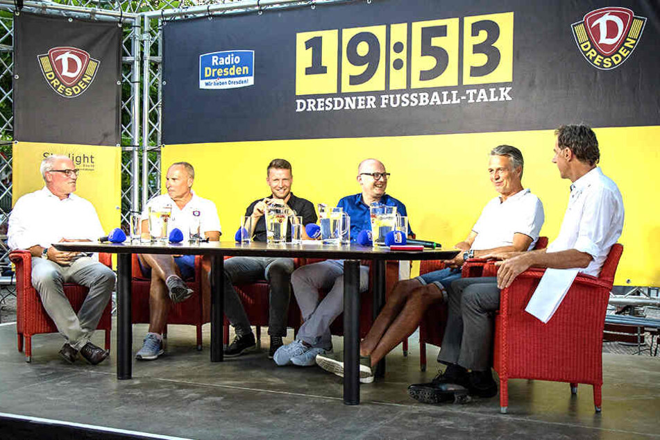 Eine illustre Runde beim 1953-Talk: (v.l.) Sky-Kommentator Heiko Mallwitz, FCE-Präsident Helge Leonhardt, FCM-Sportdirektor Maik Franz, Modrator Jens Umbreit, Dynamo-Coach Uwe Neuhaus und Ex-Dynamo-Coach Helmut Schulte