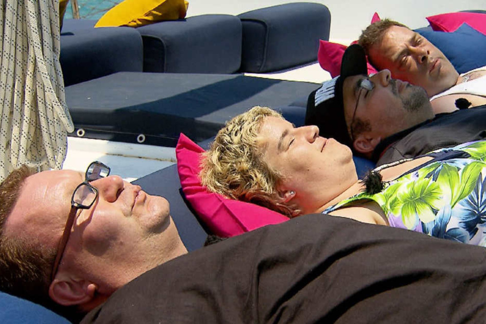 Da war noch alles gut. Beate mit Willi (r.) Sascha und Mario auf dem Sonnendeck der Liebesyacht.