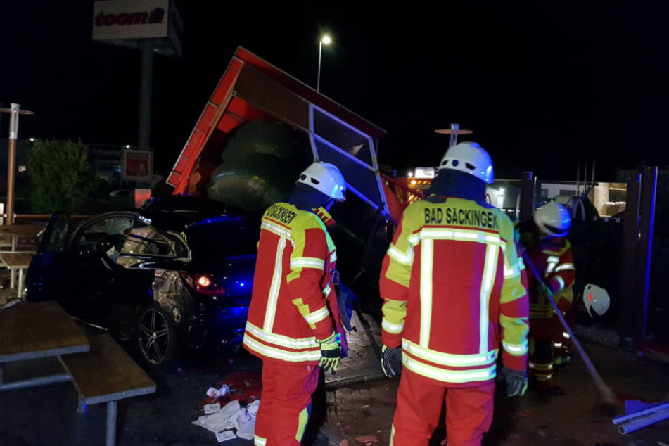 Bei dem Unfall wurde außer dem Autofahrer noch ein Restaurantbesucher verletzt, beide mussten ins Krankenhaus.