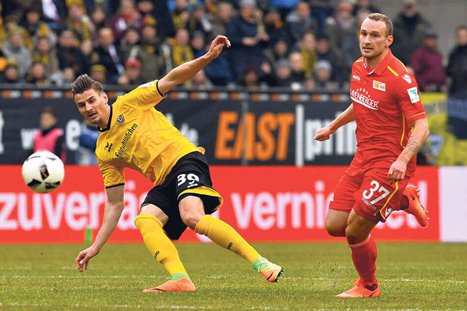 Dass Stefan Kutschke (l.) wie in dieser Szene mal ein paar Schritte eher an den Ball kam als sein Bewacher Toni Leistner,war höchst selten.