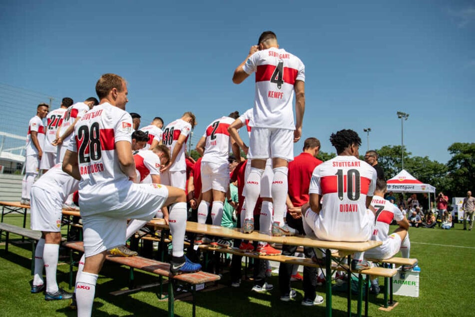 Die Mannschaft macht sich für das Teamfoto bereit.