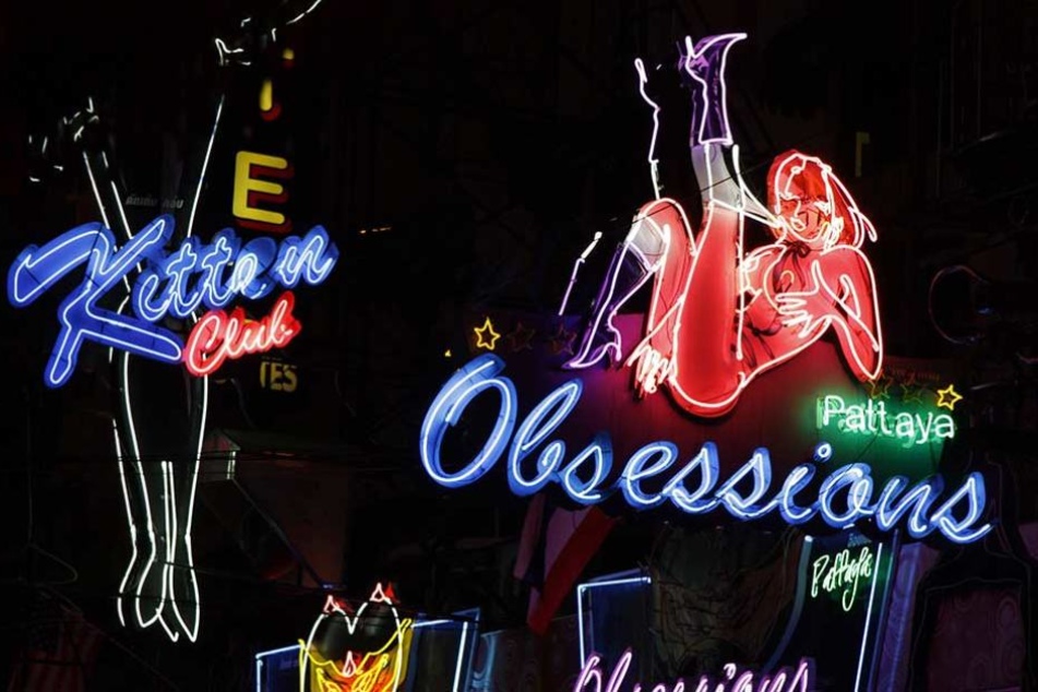 Leuchtreklame für sexuelle Dienste in Pattaya, der Hochburg Thailands für käufliche Liebe.