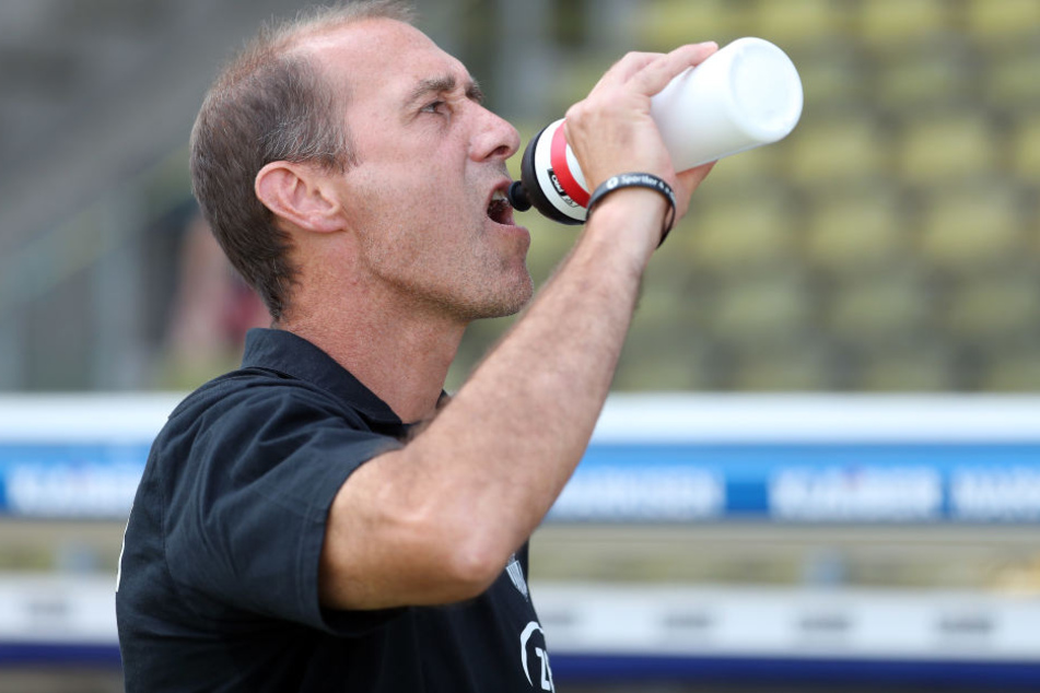 Flasche halb leer oder halb voll? Joe Enochs sah einen Braunschweiger Strafstoß, der aus seiner Sicht keiner war. Trotzdem wertete der FSV-Trainer den Punkt für sein Team als glücklich.