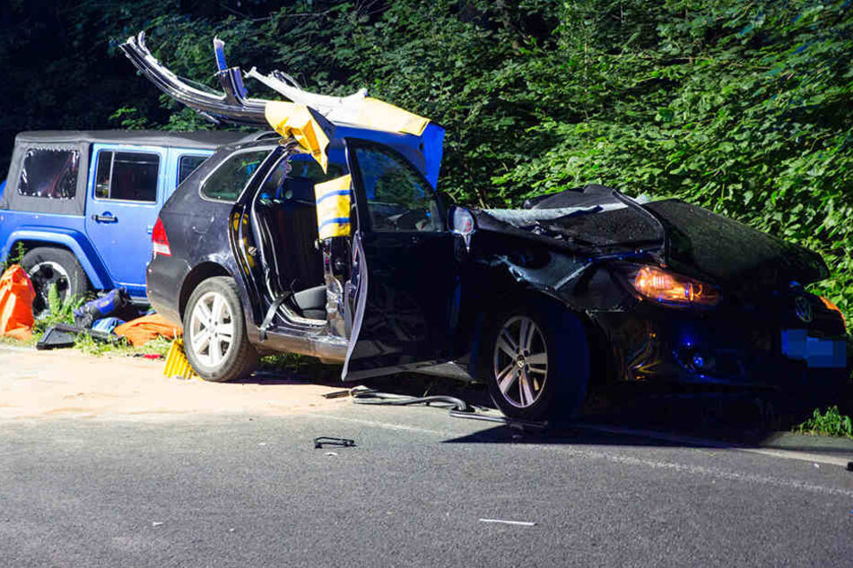 Die Feuerwehr musste den Toten aus seinem Fahrzeugwrack bergen.