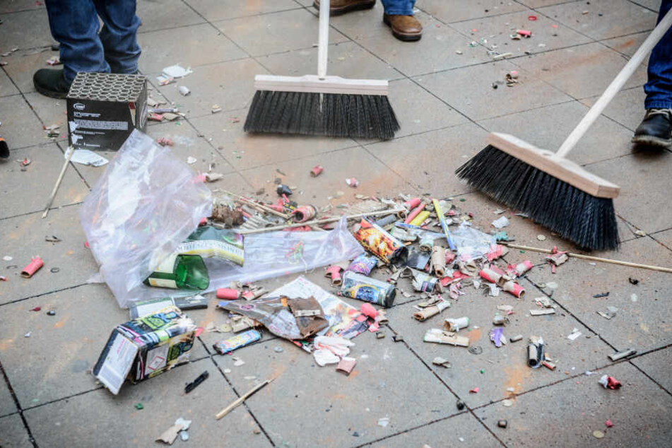 Wer auf der Straße böllert, muss seinen Müll danach auch wieder wegräumen. (Symbolbild)