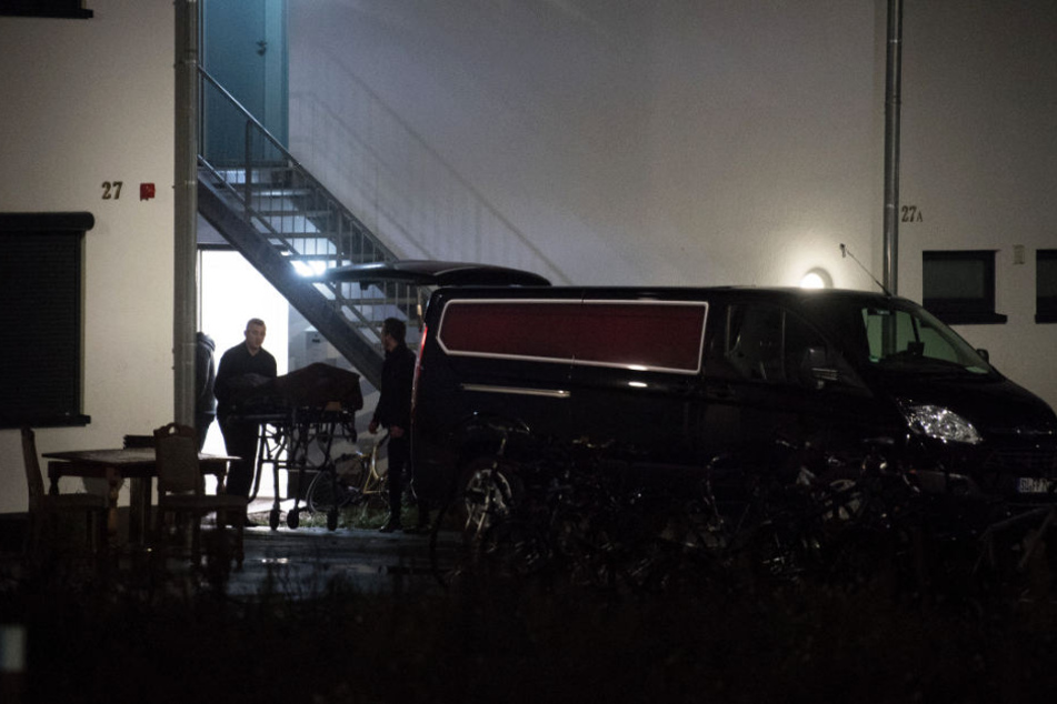 Bestatter transportieren aus einer Flüchtlingsunterkunft eine Leiche ab.