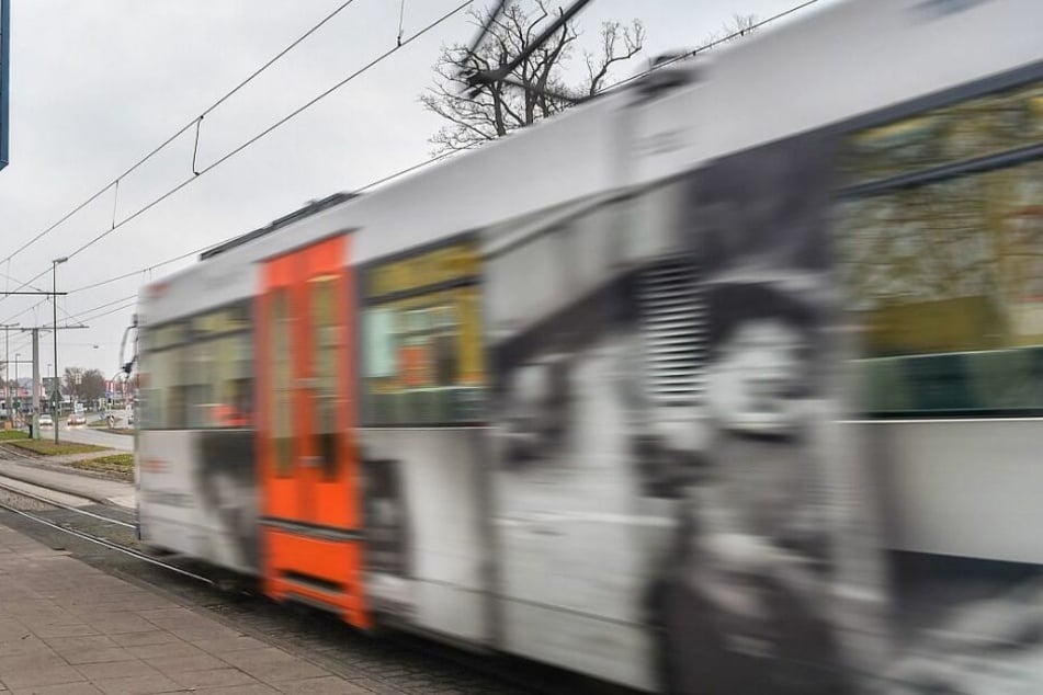 Die 41-Jährige stürzte aus der Bahn in den Autoverkehr. (Symbolbild)