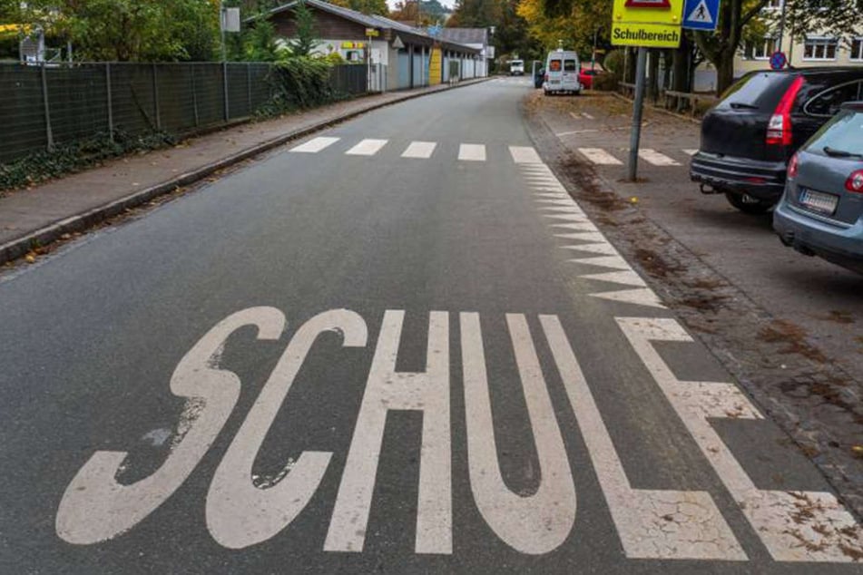 Mitten auf einem Schulweg wurde die 36-Jährige erschossen. (Symbolbild)