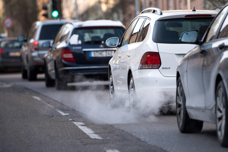 Autos fahren durch die Stadt. Bereits zu Beginn des sechsten Feinstaubalarms im Jahr 2018 wurden die Grenzwerte von 50 Mikrogramm Feinstaub pro Kubikmeter Luft in der Innenstadt überschritten. (Archivbild)