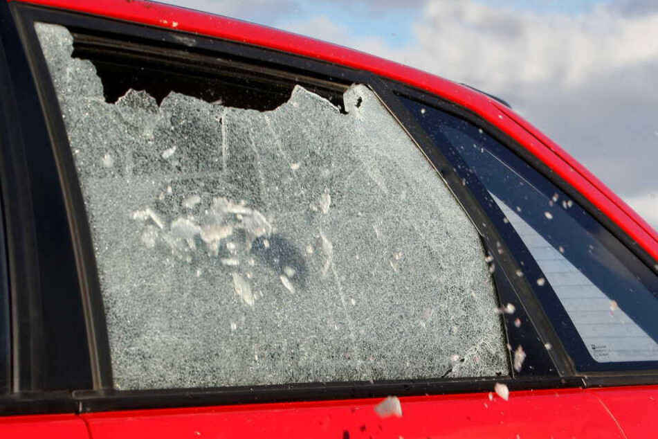 Der Mann zerschlug alle Scheiben des VW (Symbolbild).