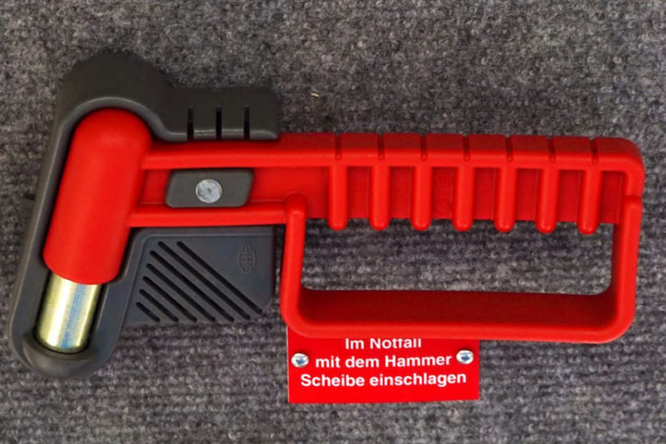 Mit einem Nothammer wurde der Polizist schwer am Kopf verletzt. (Symbolbild)