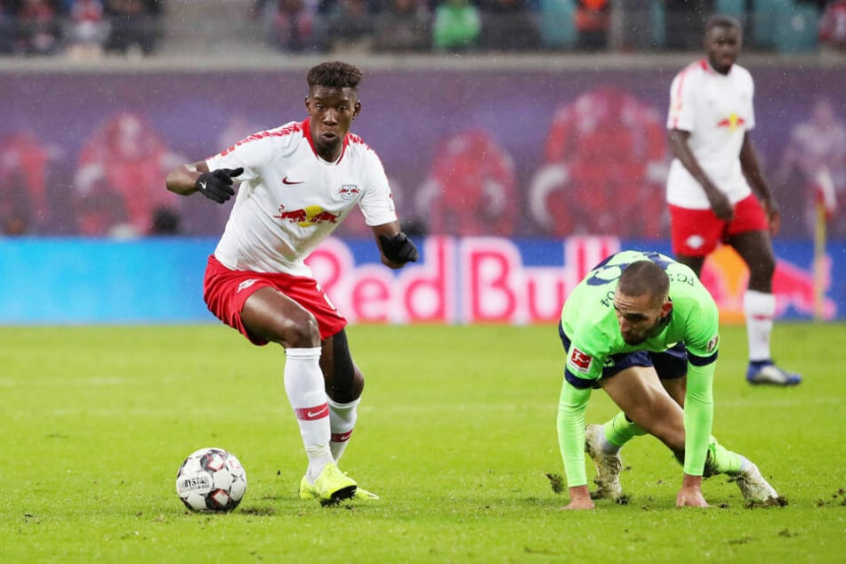 RB Leipzig (hier Nordi Mukiele, l., gegen Nabil Bentaleb) will Schalke am Samstag weiter ins Straucheln bringen.