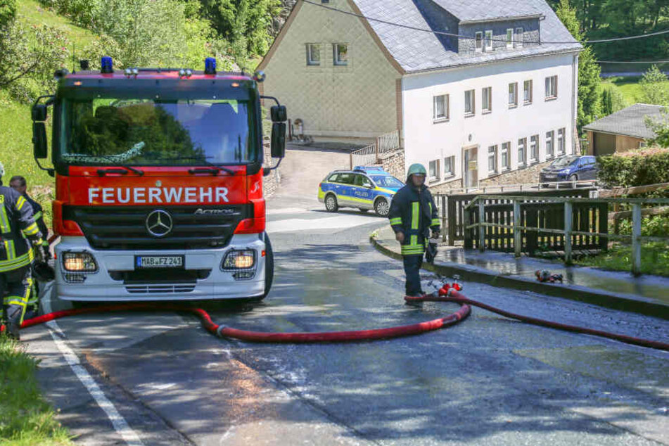Erst mit einem Großtanklöschfahrzeug konnte der Fahrzeugbrand gelöscht werden.