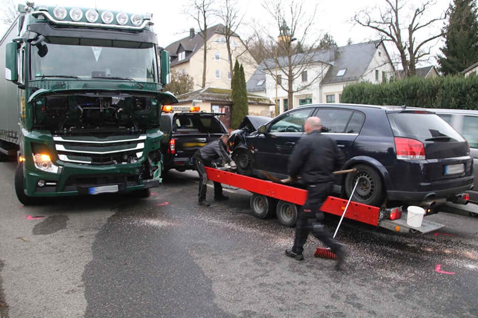 Der Laster war nicht mehr fahrbereit, er musste abgeschleppt werden.