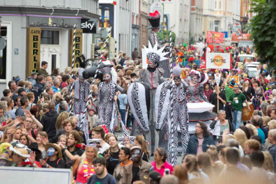 Die Straßen sind voll, wenn der Carnival der Kulturen durch die Stadt zieht.