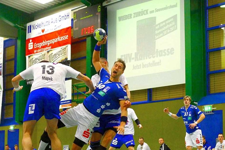 Marc Pechstein (blaues Trikot) musste mit einer roten Karte vom Platz.