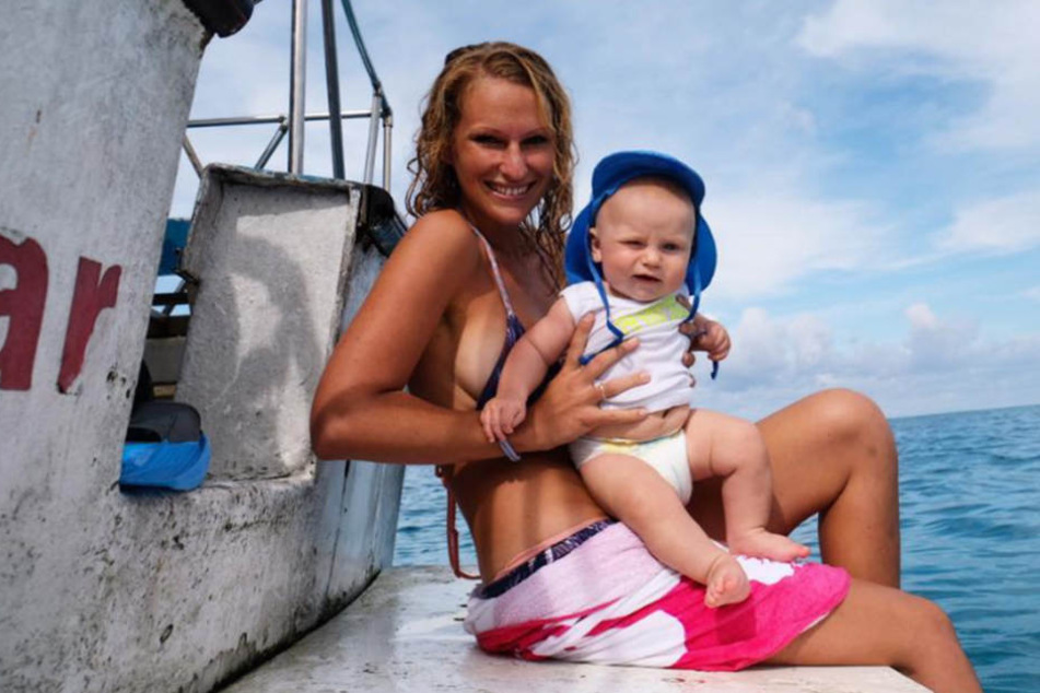 Janni Hönscheid und Söhnchen Emil-Ocean auf dem Boot im Urlaub.