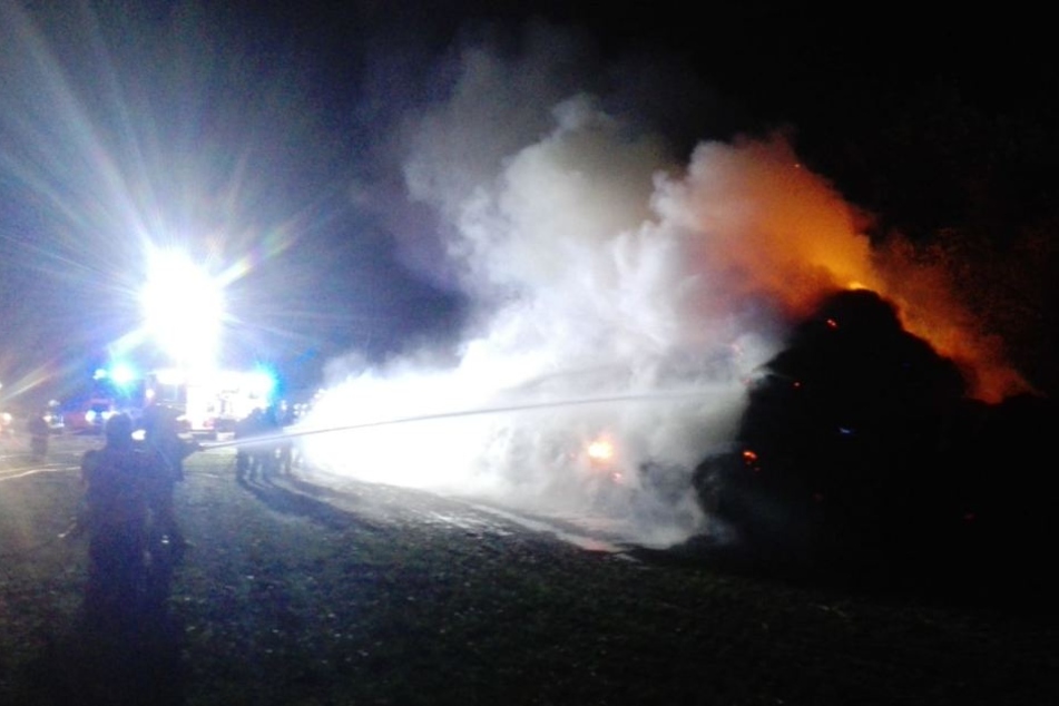 Gleich mehrere Feuerwehren sind zur Stunde dabei, den Brand zu bekämpfen.