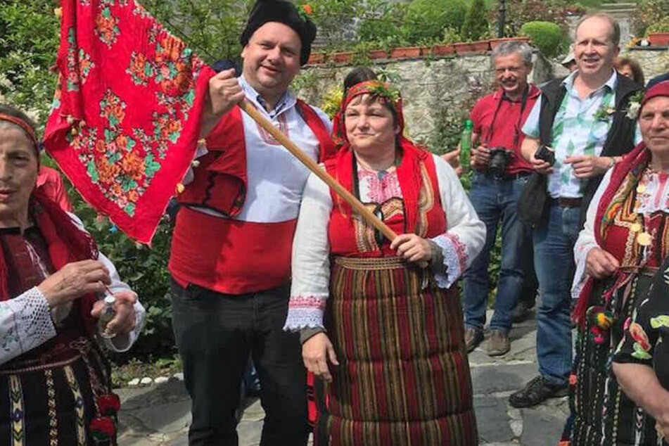 OB Dirk Hilbert (46) in fescher Tracht mit seiner "Angetrauten" Sabine aus Berlin. Noch bis zum Wochenende kann er die "Kurzehe" genießen, dann fliegt er von seiner privaten Urlaubsreise zurück nach Dresden.