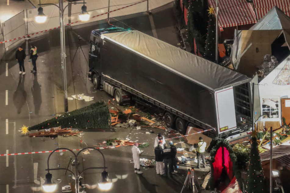 Das Tatfahrzeug, ein polnischer Lastwagen, steht am Weihnachtsmarkt am Breitscheidplatz in Berlin. (Archivbild)