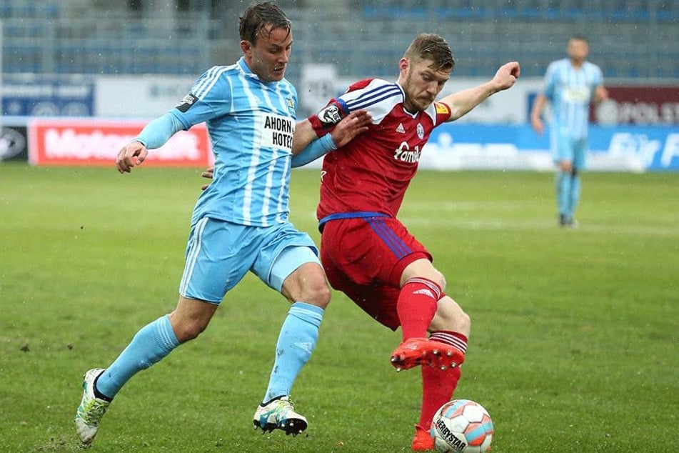 Fabian Stenzel (li.) versucht den Ball von Alexander Bieler zu erobern.