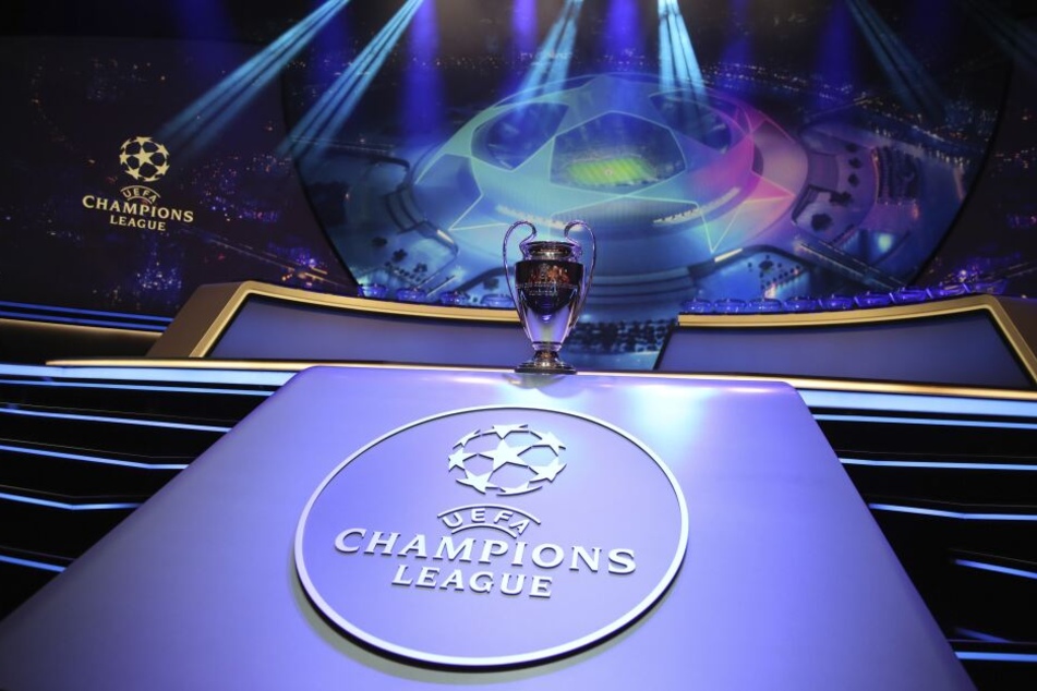 Der Champions-League-Pokal steht auf einem Podest vor der Auslosung.