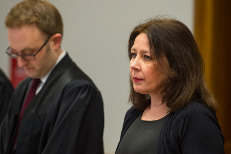 Die Mutter von Nathalie Volk steht neben ihrem Verteidiger vor Gericht.