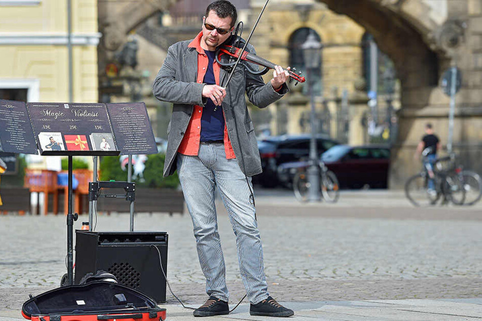 Jan Fila (37) aus Salzburg spielt E-Geige - der fehlende Resonanzkörper wird durch einen Tonverstärker ersetzt.