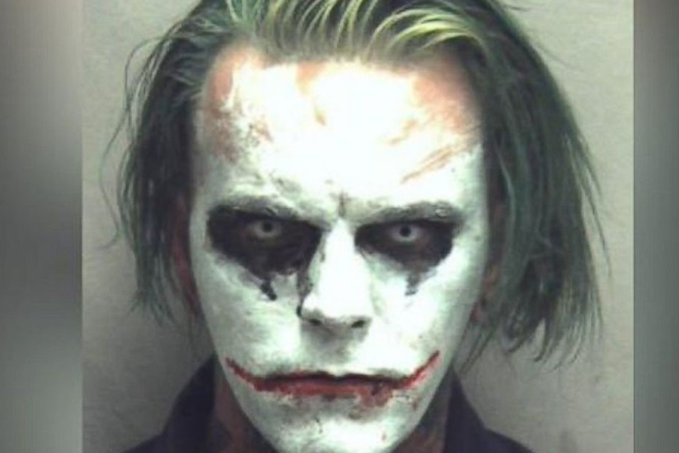 Geschminkt wie Joker, sorgte dieser Mann für unzählige Notrufe bei der Polizei.