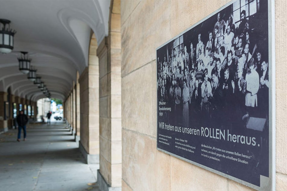 Dresdens Schauspielhaus: Mutig. "Wir treten aus unseren Rollen heraus“, sagten
Anfang Oktober 1989 die Mitarbeiter des Staatsschauspiels
und verlasen auf der Bühne im Kleinen
Haus eine Resolution! Heute ist die Erinnerung Teil
des "Revolutionsweges". Hier