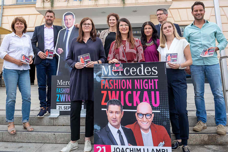 Die Organisatoren präsentieren das Programm der "Mercedes Fashion Night". Prominente Star-Gäste sind Joachim Llambi und Thomas Rath.