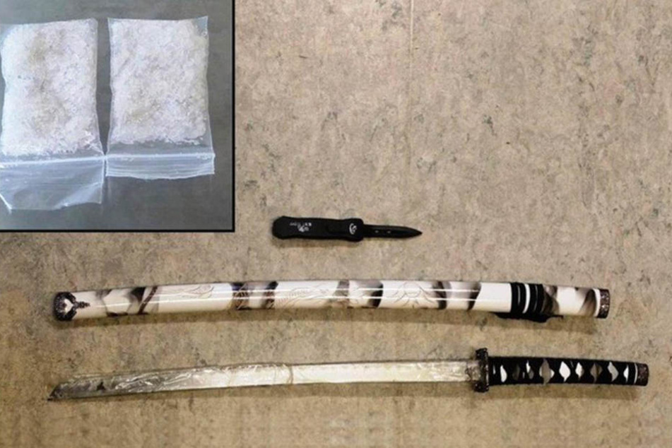 Das hatte ein Rentner am S-Bahnhof in Schöna dabei. EIn 60 Zentimeter langes Samuraischwert und Drogen im Beutel.
