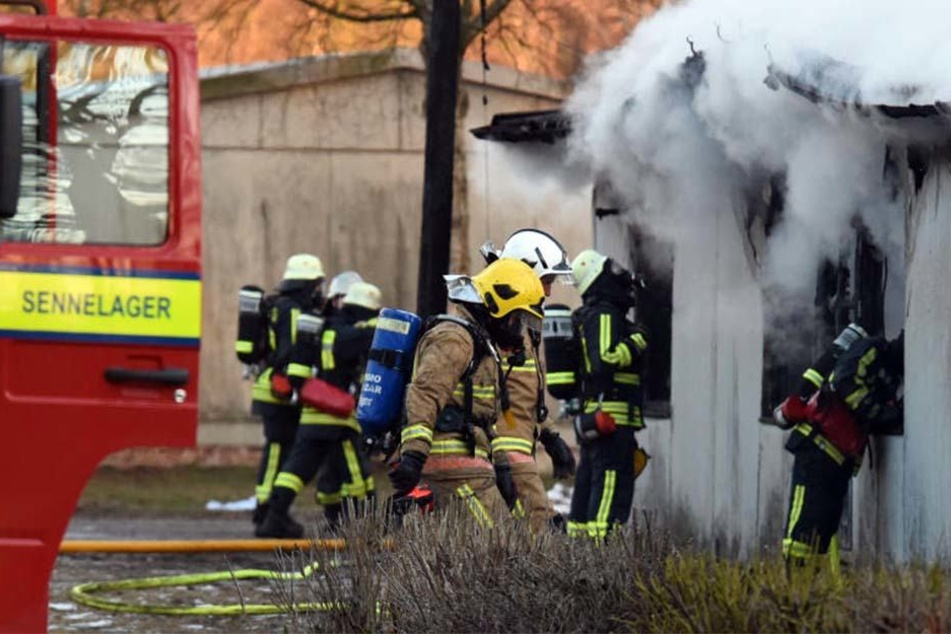 Dichter Rauch drang aus einer Baracke im Flüchtlingsheim Staumühle.