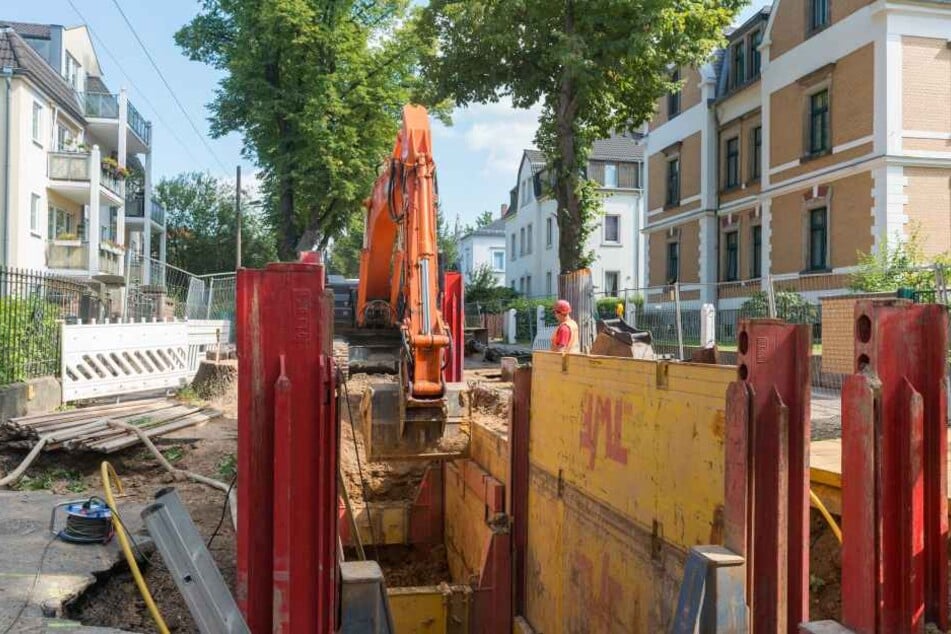 Auch auf der Windbergstraße erneuert die DREWAG die wichtige Wassertrasse.