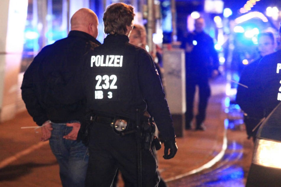 Die Polizei Bremen konnte beide Einbrecher kurz nach der Tat festnehmen., (Symbolbild)