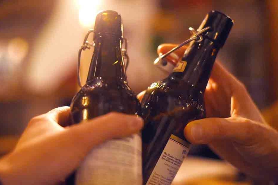Stößchen und Tschüss: Viele Kinder und Jugendliche landen mit einer Alkoholvergiftung im Krankenhaus. (Symbolbild)