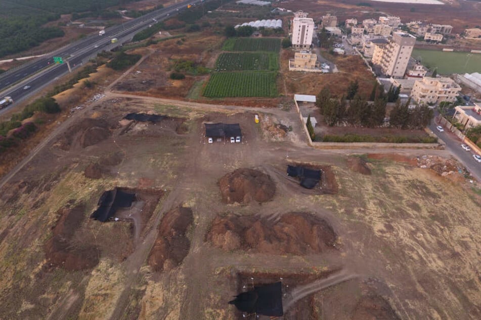 Archäologen arbeiten auf Hochtouren auf einer prähistorischen Ausgrabungsstätte in Jaljulia.