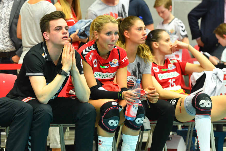 Nach dem Saisonaus flossen Tränen: aber Nikola Radosova (2.v.r.) und Ivana Mrdak (ganz rechts) wollen es nächste Saison besser machen.
