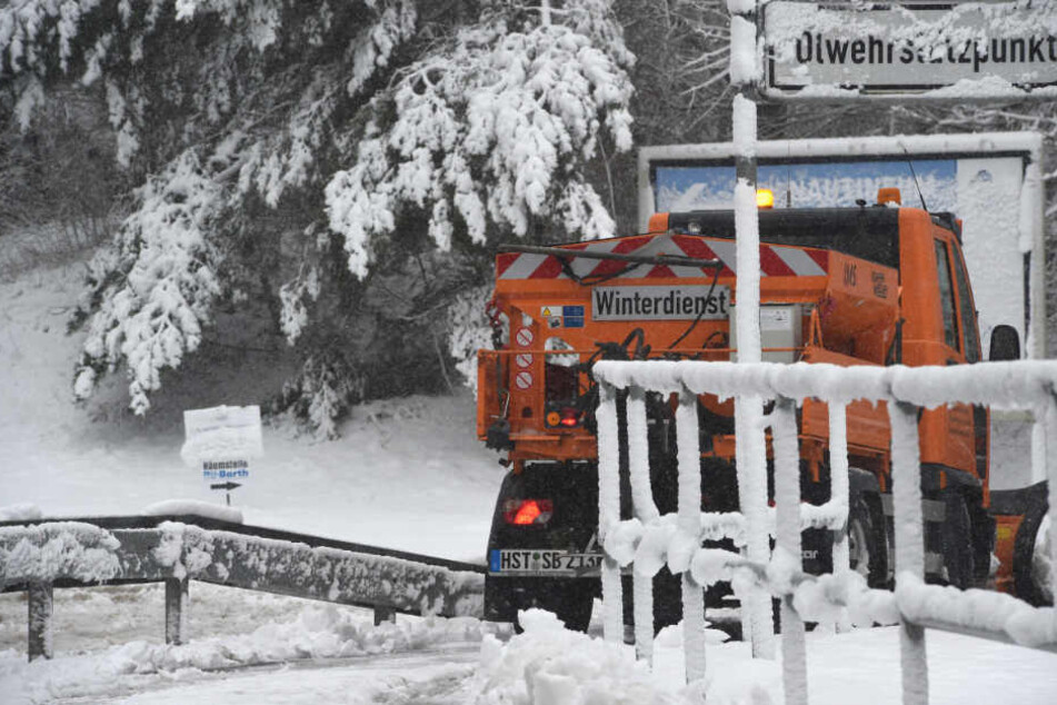 Die Winterdienste leistete Akkordarbeit und machten die Straße halbwegs wieder befahrbar.
